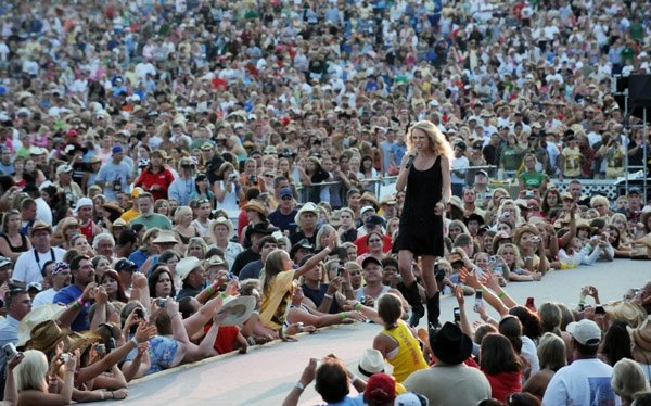 Taylor Swift — 16th Annual Country Thunder — photo 33