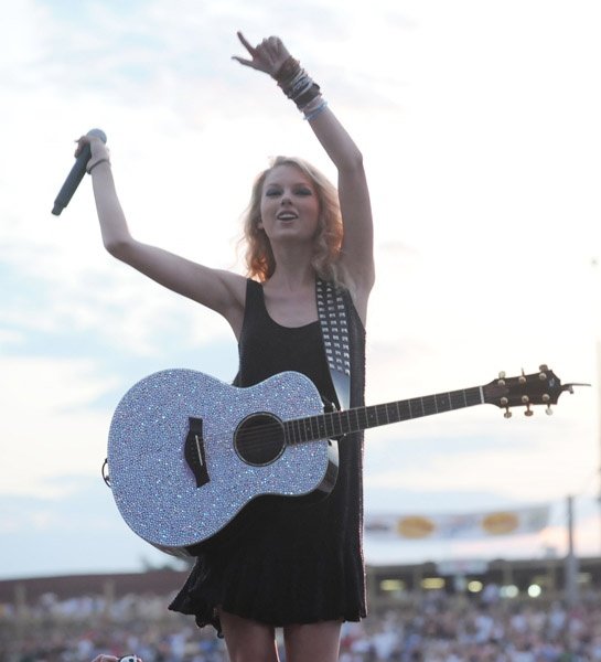 Taylor Swift — 16th Annual Country Thunder — photo 36