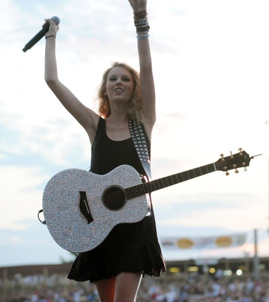 Taylor Swift — 16th Annual Country Thunder — photo 38