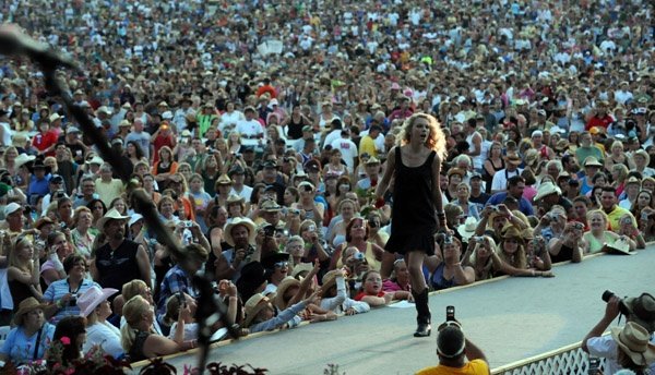 Taylor Swift — 16th Annual Country Thunder — photo 39