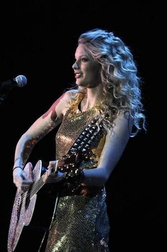 Taylor Swift — @Ashwaubenon, Wisconsin — photo 3