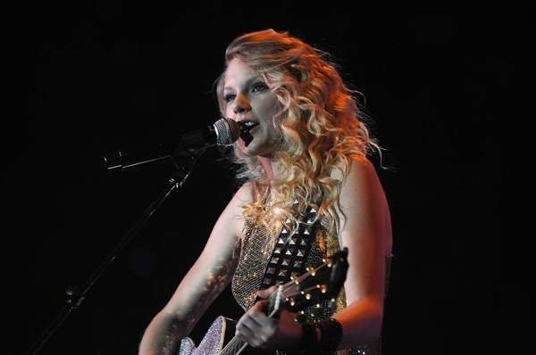 Taylor Swift — @Ashwaubenon, Wisconsin — photo 4