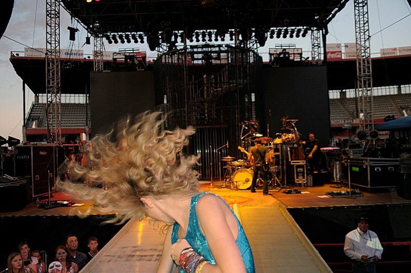 Taylor Swift — Cheyenne Frontier Day — photo 3