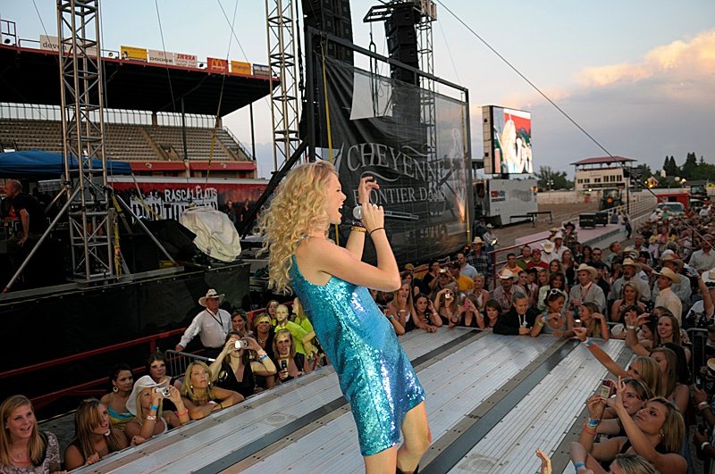 Taylor Swift — Cheyenne Frontier Day — photo 23