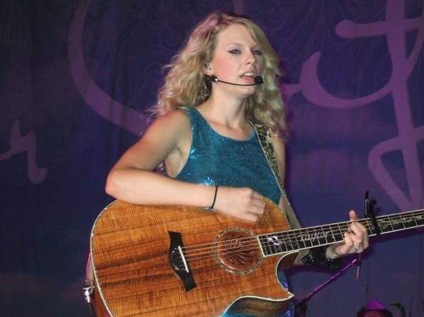 Taylor Swift — @ Midwest Bank Amphitheatre — photo 2