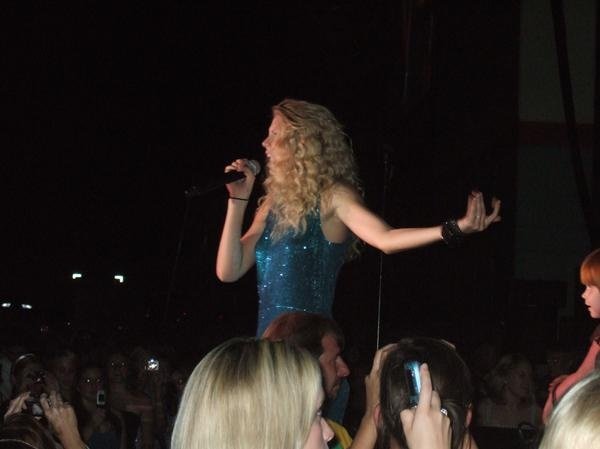Taylor Swift — @ Midwest Bank Amphitheatre — photo 4