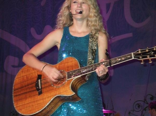 Taylor Swift — @ Midwest Bank Amphitheatre — photo 10