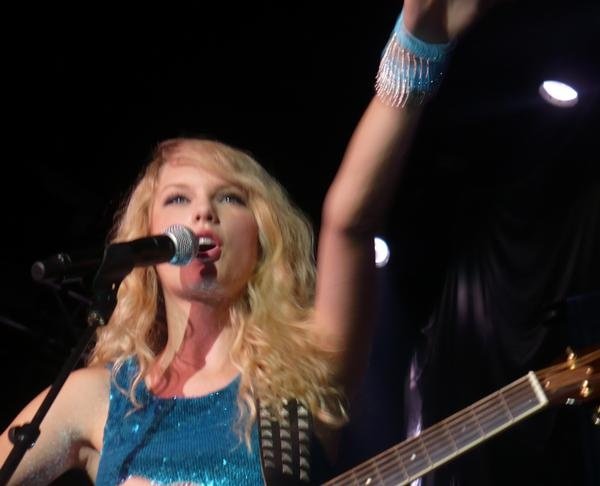 Taylor Swift — @Raleigh North, Carolina — photo 3