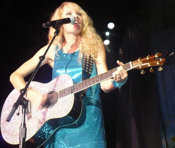 Taylor Swift — @Raleigh North, Carolina — photo 4