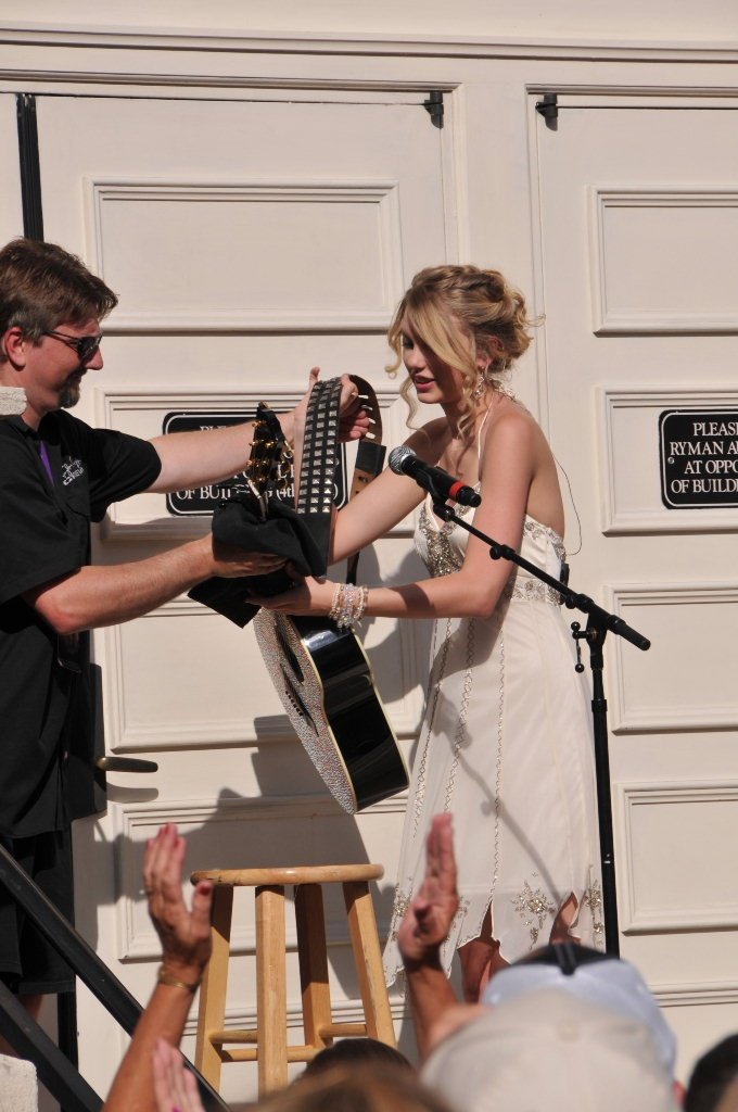 Taylor Swift — @ Ryman Auditorium — photo 7