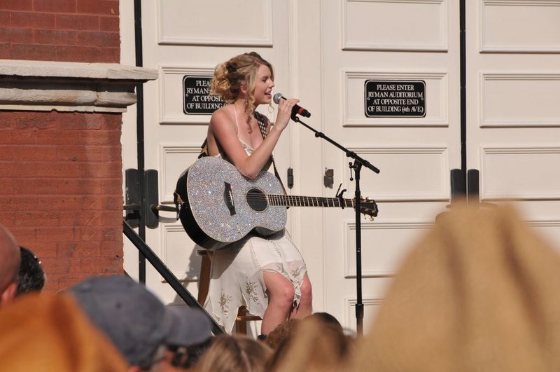 Taylor Swift — @ Ryman Auditorium — photo 10