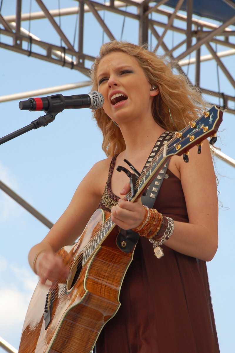Taylor Swift — South Florida Country Music Festival — photo 2