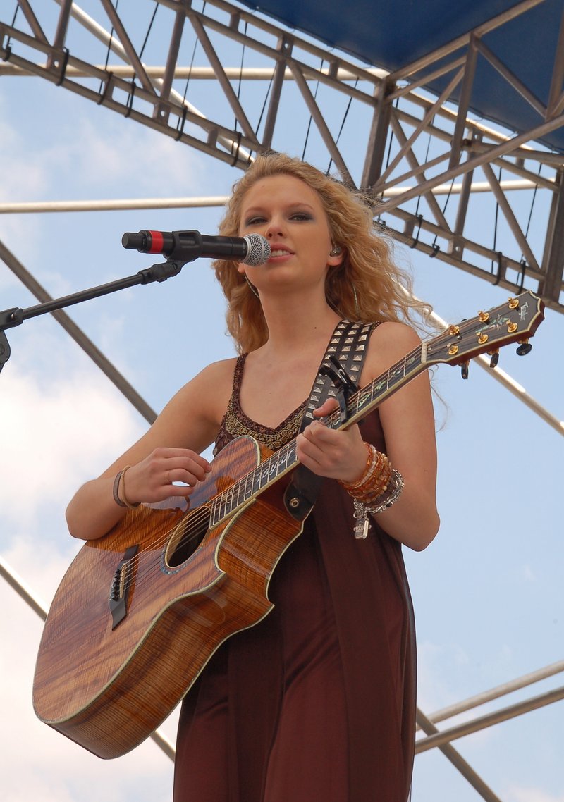 Taylor Swift — South Florida Country Music Festival — photo 3