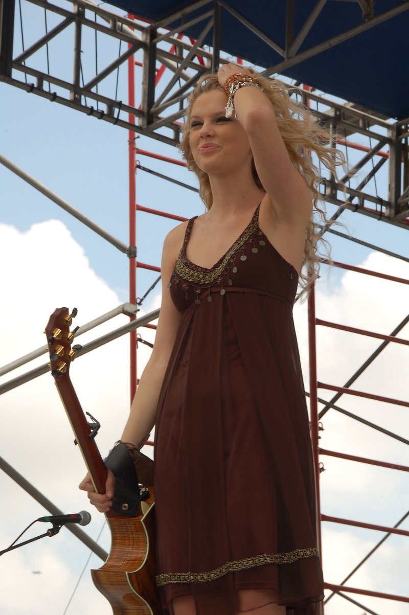Taylor Swift — South Florida Country Music Festival — photo 4