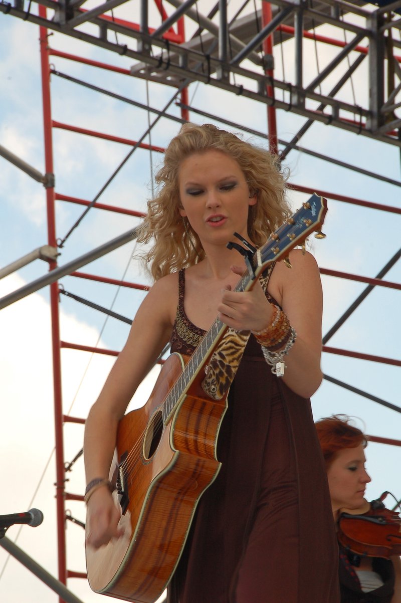 Taylor Swift — South Florida Country Music Festival — photo 13
