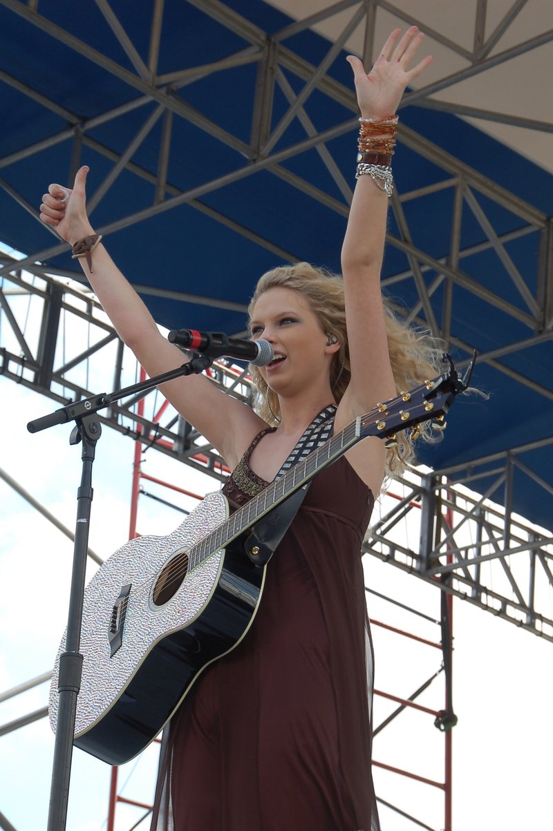 Taylor Swift — South Florida Country Music Festival — photo 15