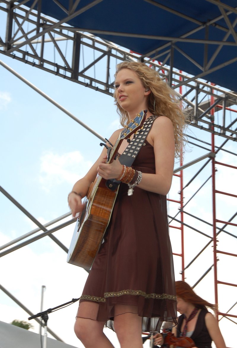 Taylor Swift — South Florida Country Music Festival — photo 17