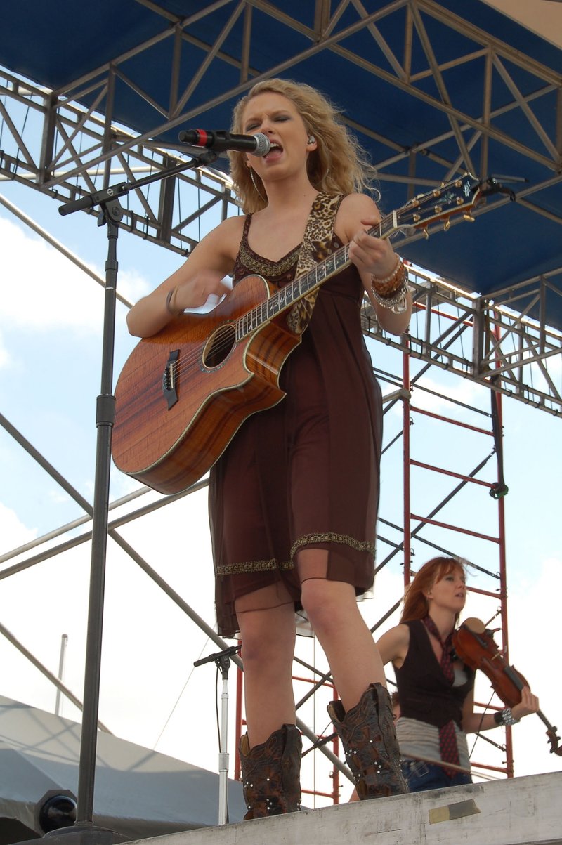 Taylor Swift — South Florida Country Music Festival — photo 24