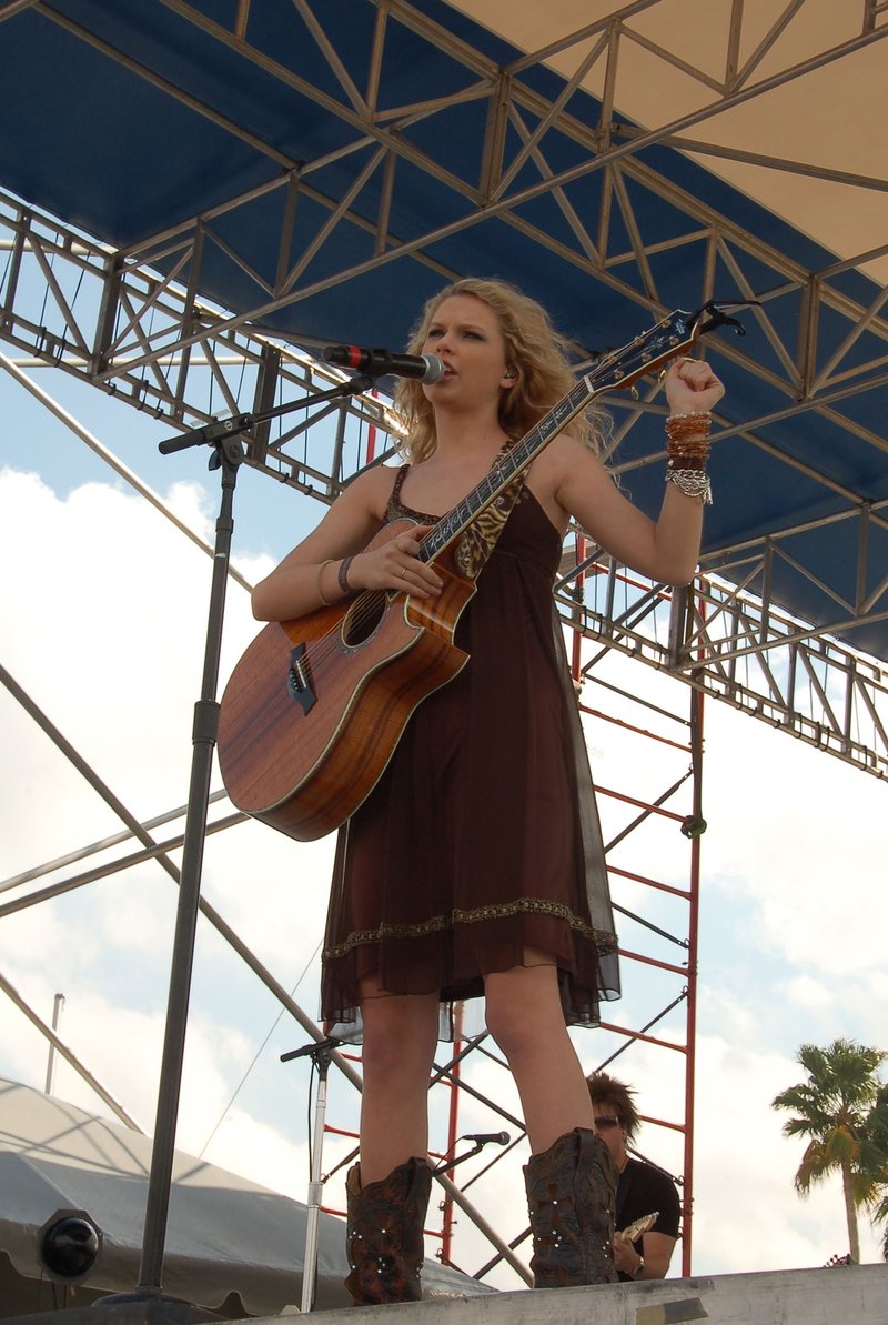 Taylor Swift — South Florida Country Music Festival — photo 25