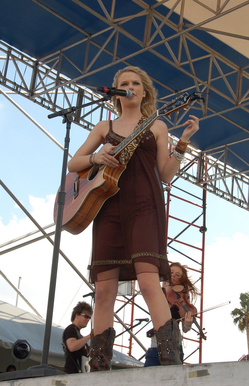 Taylor Swift — South Florida Country Music Festival — photo 27
