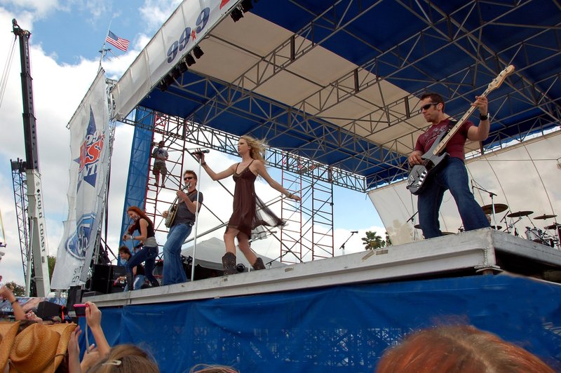 Taylor Swift — South Florida Country Music Festival — photo 43
