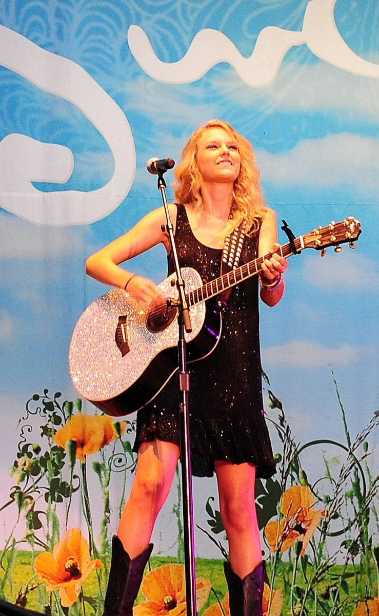 Taylor Swift — @ the Jonas Brothers Burning Up Tour Anaheim concert — photo 3