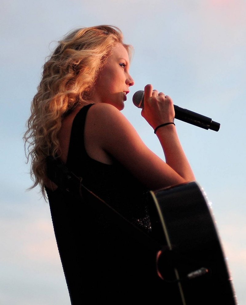 Taylor Swift — @ the Jonas Brothers Burning Up Tour Anaheim concert — photo 4