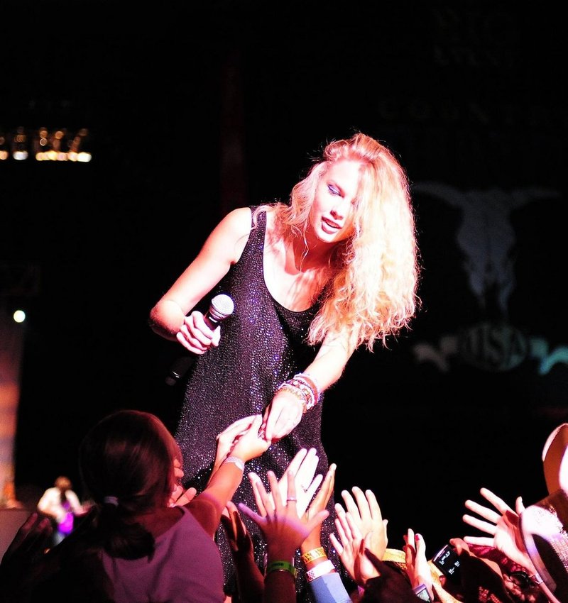 Taylor Swift — @ the Jonas Brothers Burning Up Tour Anaheim concert — photo 6