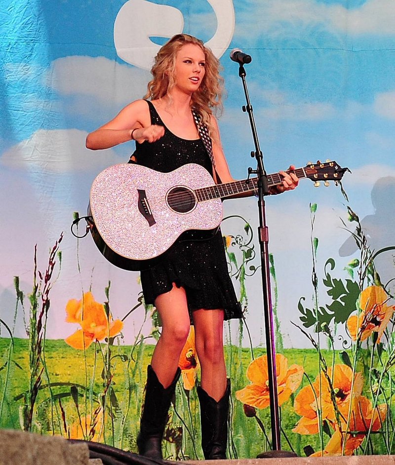 Taylor Swift — @ the Jonas Brothers Burning Up Tour Anaheim concert — photo 8