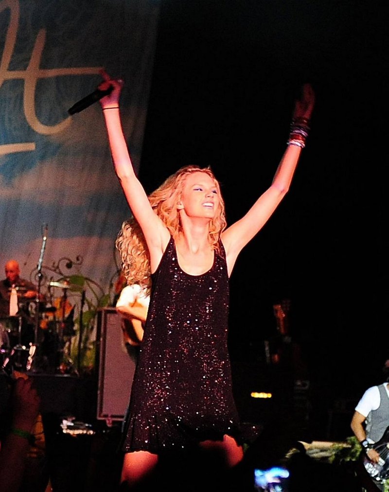Taylor Swift — @ the Jonas Brothers Burning Up Tour Anaheim concert — photo 10