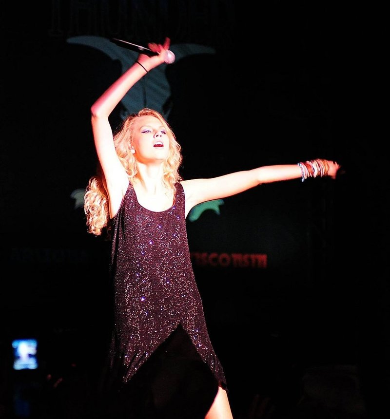 Taylor Swift — @ the Jonas Brothers Burning Up Tour Anaheim concert — photo 12