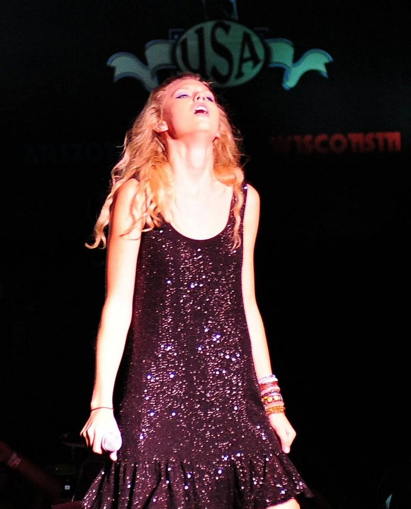 Taylor Swift — @ the Jonas Brothers Burning Up Tour Anaheim concert — photo 13