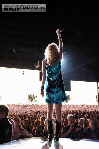 Taylor Swift — @ Verizon Wireless Amphitheater, St. Louis, MO — photo 2