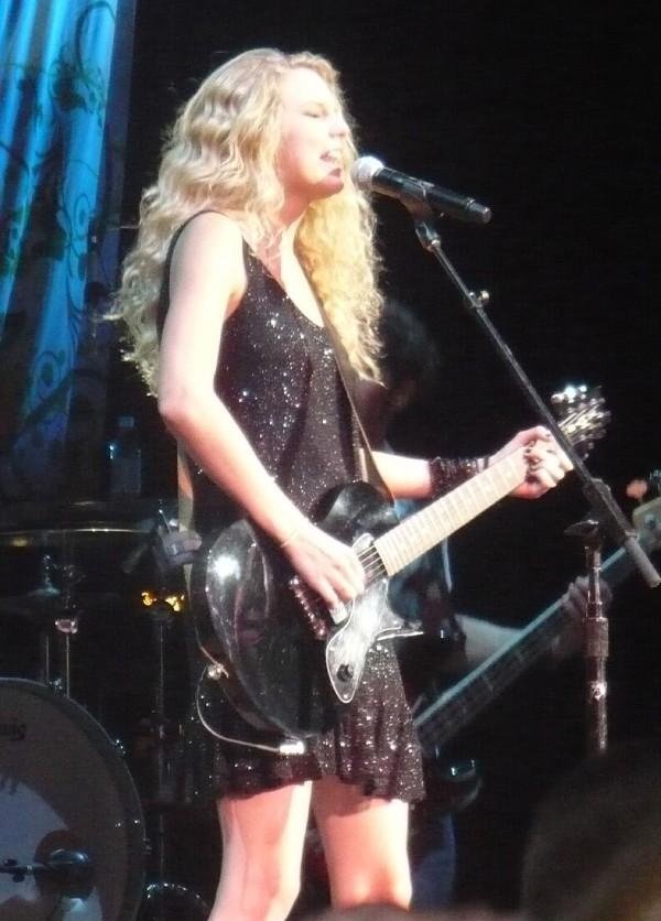 Taylor Swift — @Virginia Beach, Virginia — photo 3