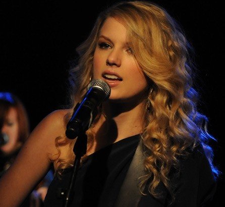 Taylor Swift — WEZL stripped sessions — photo 2