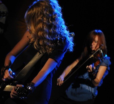 Taylor Swift — WEZL stripped sessions — photo 3