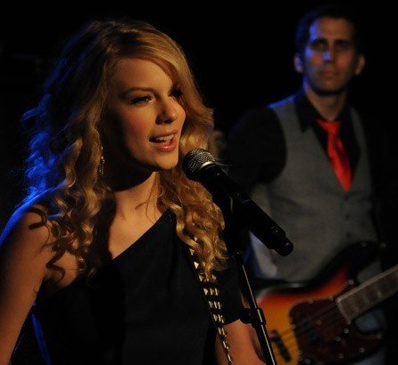 Taylor Swift — WEZL stripped sessions — photo 11