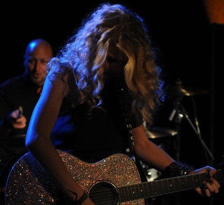 Taylor Swift — WEZL stripped sessions — photo 13