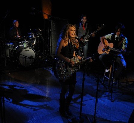 Taylor Swift — WEZL stripped sessions — photo 14