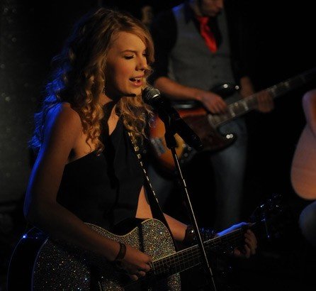 Taylor Swift — WEZL stripped sessions — photo 15