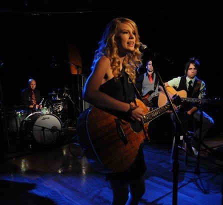Taylor Swift — WEZL stripped sessions — photo 17