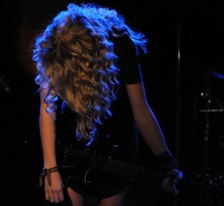 Taylor Swift — WEZL stripped sessions — photo 21
