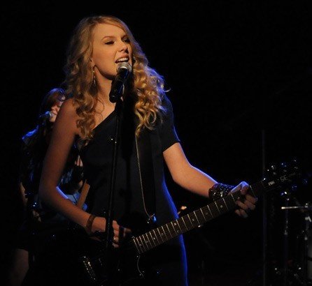 Taylor Swift — WEZL stripped sessions — photo 23