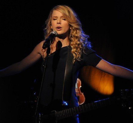 Taylor Swift — WEZL stripped sessions — photo 24