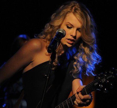 Taylor Swift — WEZL stripped sessions — photo 25