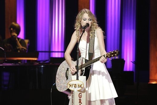 Taylor Swift — April 14 - Grand Ole Opry — photo 2