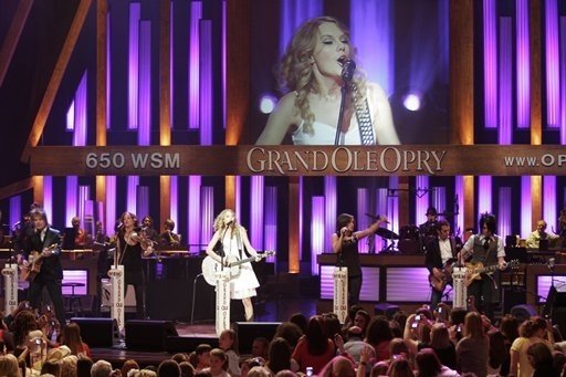 Taylor Swift — April 14 - Grand Ole Opry — photo 3