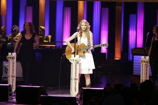 Taylor Swift — April 14 - Grand Ole Opry — photo 6