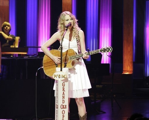 Taylor Swift — April 14 - Grand Ole Opry — photo 10