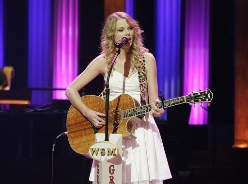 Taylor Swift — April 14 - Grand Ole Opry — photo 11